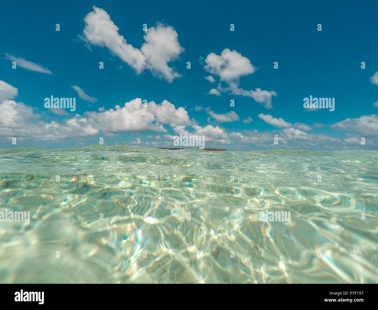 Klare Meer Wasser und blauer Himmel - Ozean Landschaft Stockfoto