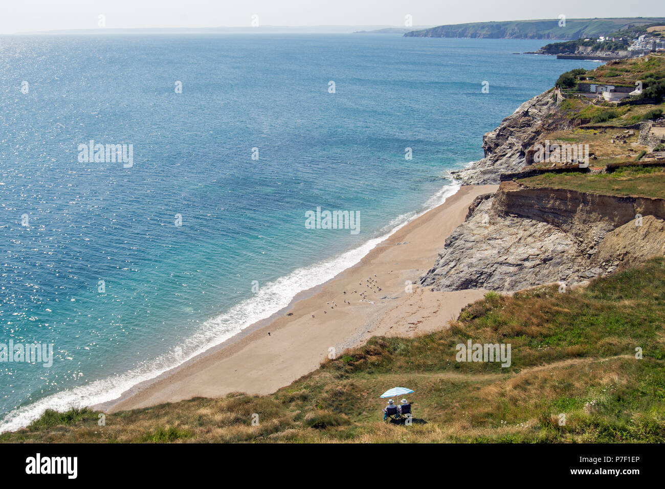 Britische Hitzewelle Juni 2018 - ein paar genießen die Sonne in der Nähe von Camborne, Cornwall Stockfoto