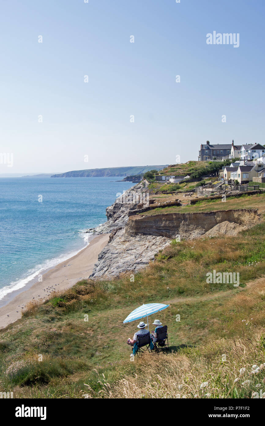 Britische Hitzewelle Juni 2018 - ein paar genießen die Sonne in der Nähe von Camborne, Cornwall Stockfoto