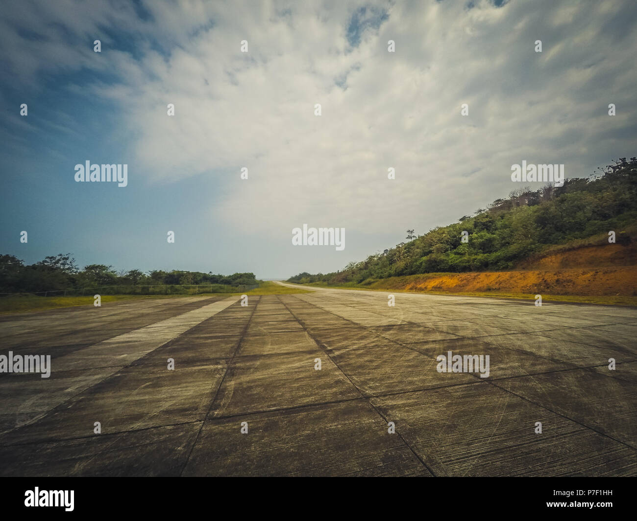 Verlassene Flugplatz in ländlichen Landschaft - Kleiner Flughafen Stockfoto