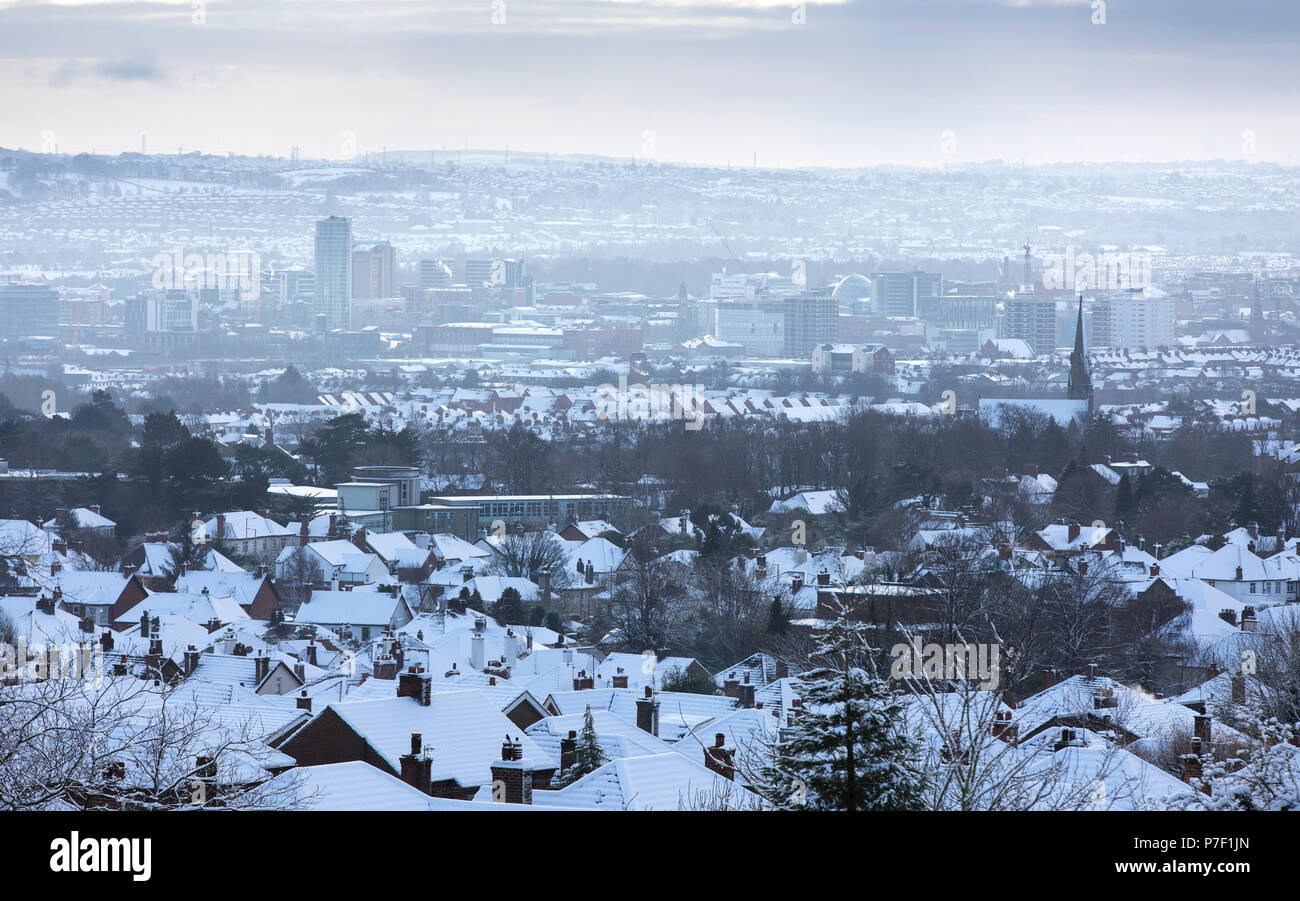 Winter Blick über Belfast nach starkem Schneefall, Nordirland Stockfoto