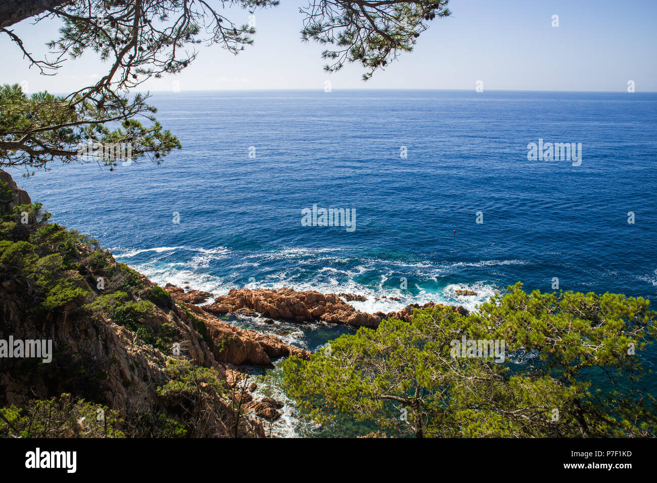 Schöne Küste und Meer Antenne Landschaft an der Costa Brava, Katalonien, Spanien. Berühmten Sommer Reiseziel. Stockfoto
