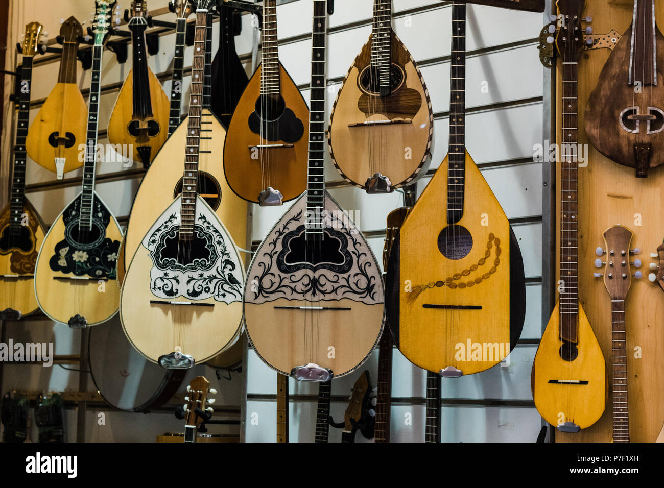 Bouzouki auf Verkauf in "Music Store" in Athen, Griechenland