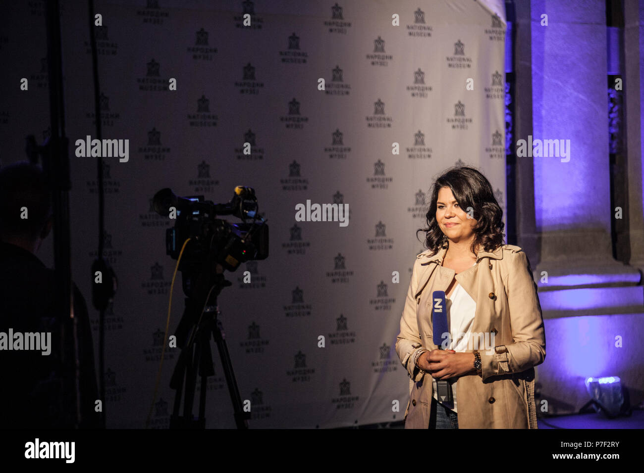 Belgrad, Serbien - Juni 28, 2018: N1 TV-Anker Berichterstattung aus dem Stadtzentrum von Belgrad bei Nacht. N1 ist ein Kabel News Channel, CNN mit o Stockfoto