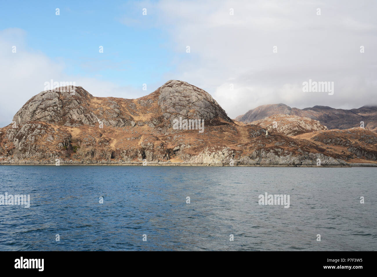 Berge steigen über Loch Nevis, in der Nähe von Inverie, an der Küste der Halbinsel Knoydart, Northwest Highlands, Schottland, Großbritannien. Stockfoto