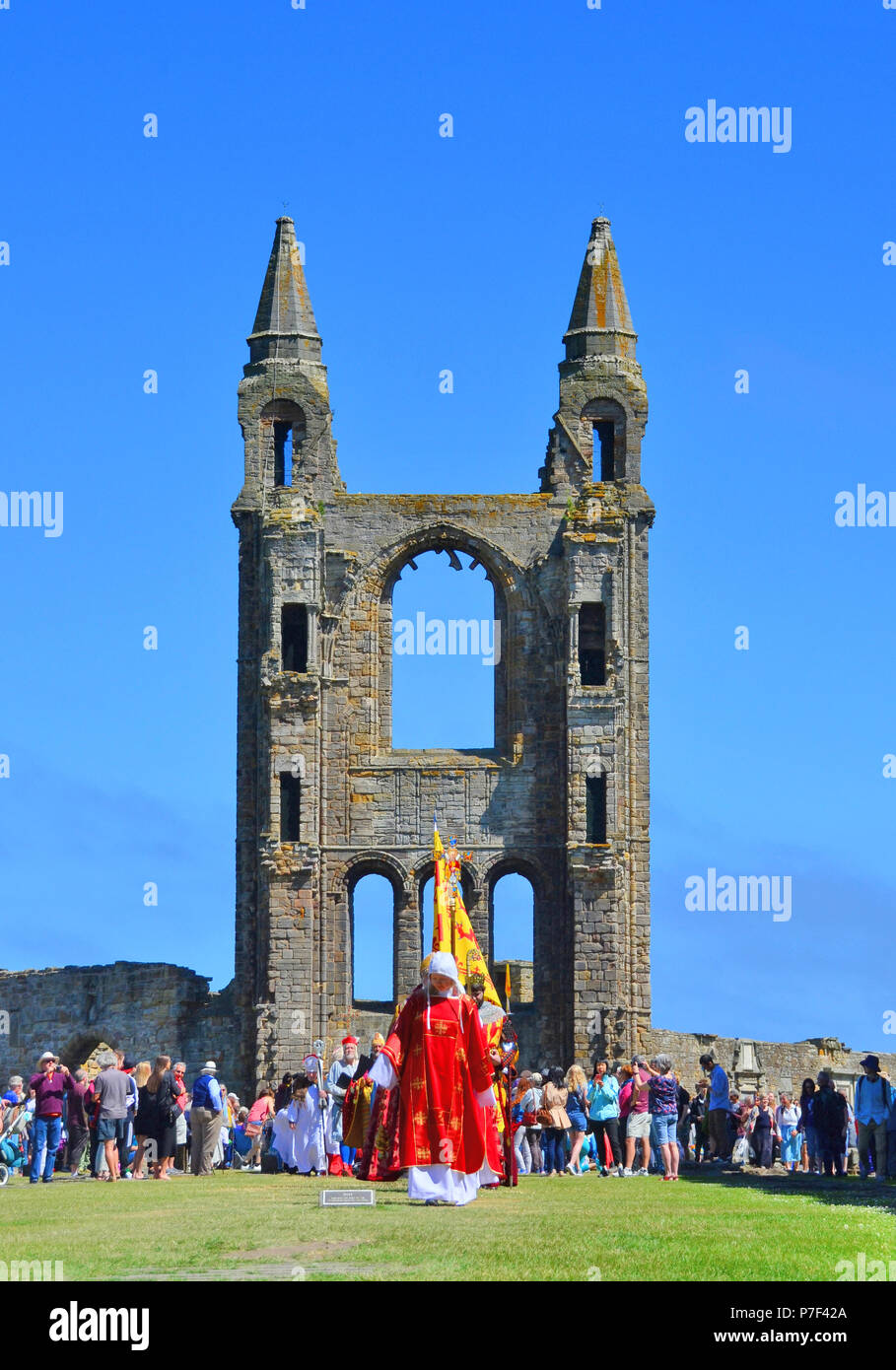 Historische Festzug im Juli 2018 feiert den 700. Jahrestag der Weihe der St. Andrews Cathedral, St. Andrews, Fife, Schottland Stockfoto