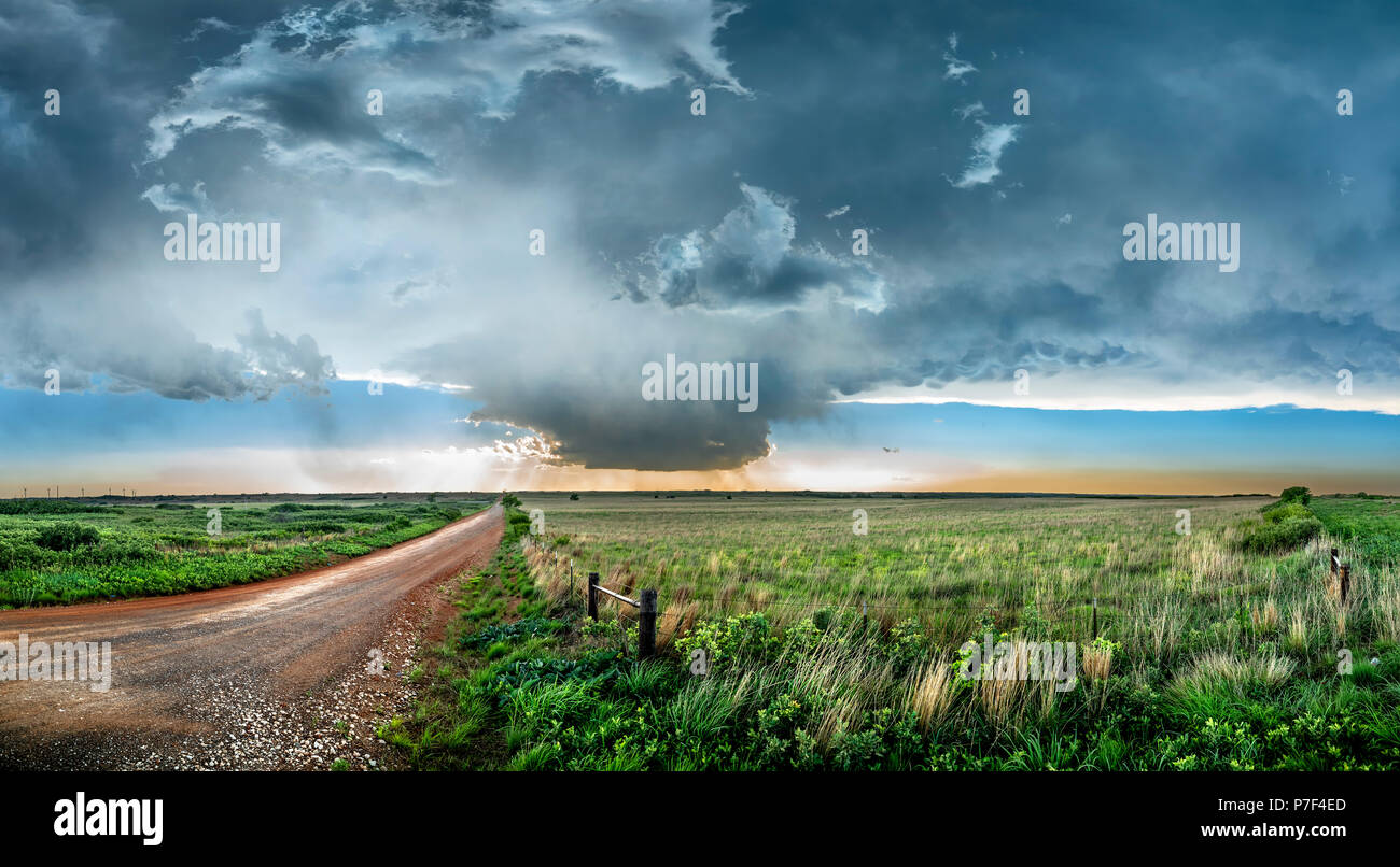 Panoramablick auf das Bild eines großen, leistungsstarken tornadic supercell Sturm über die Great Plains bei Sonnenuntergang, die Bühne für die Bildung von torna Stockfoto