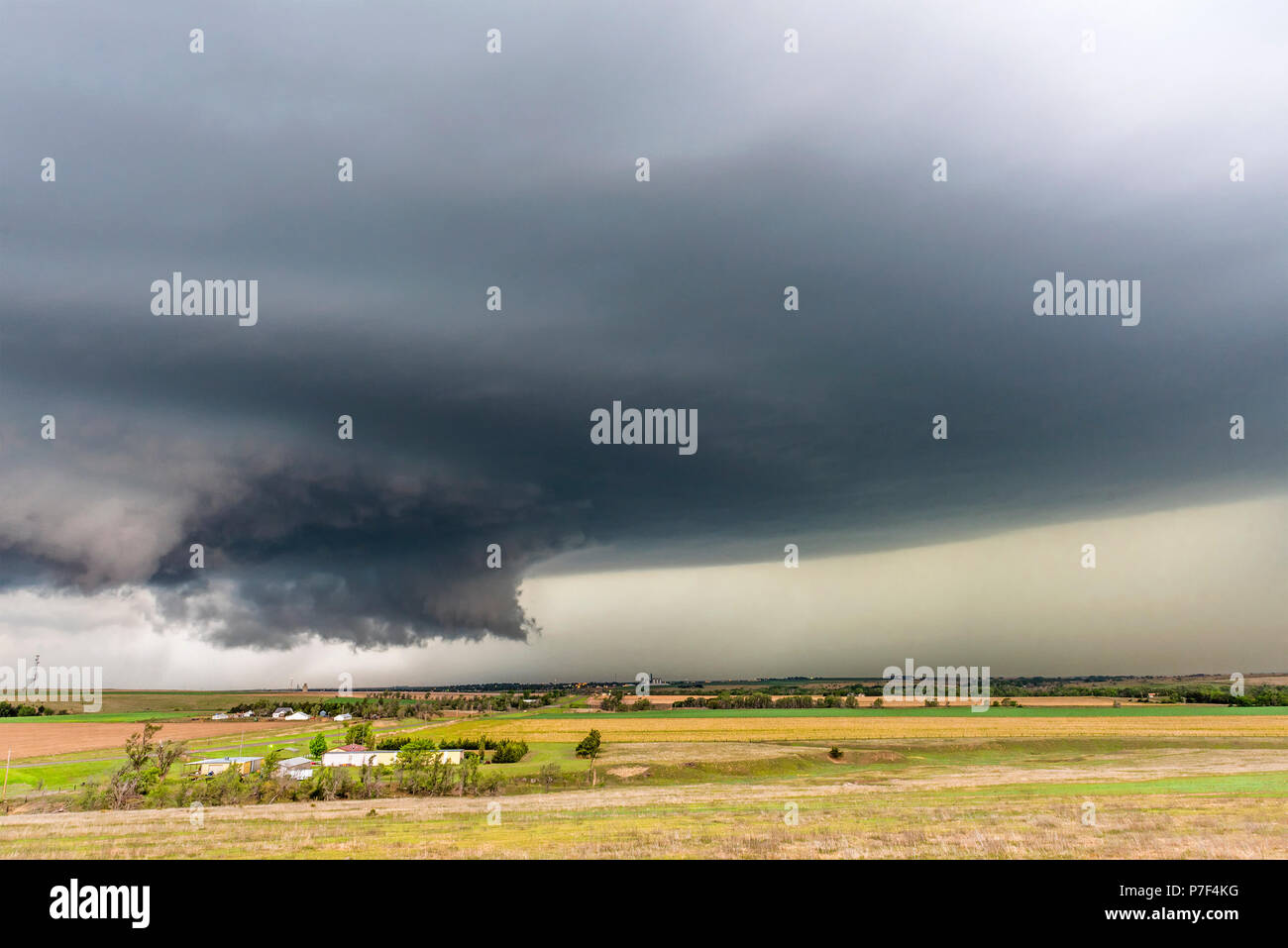 Eine große tornadic mesocyclone supercell Zufluss saugt Energie wie es beginnt in einem Tornado zu verwandeln. Stockfoto