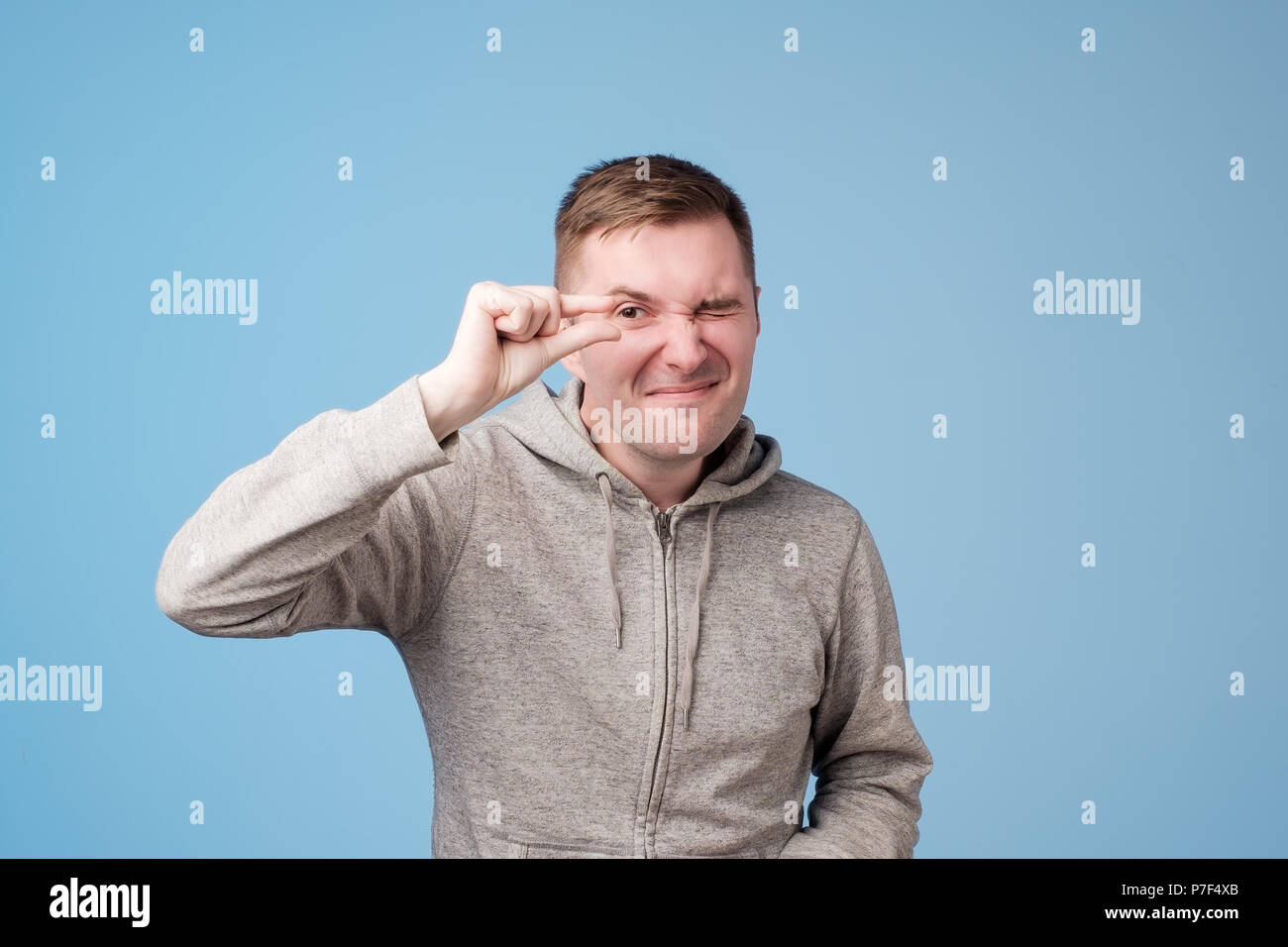 Schönen europäischen im mittleren Alter Mann, der etwas wenig mit Hände sichtbar Stockfoto