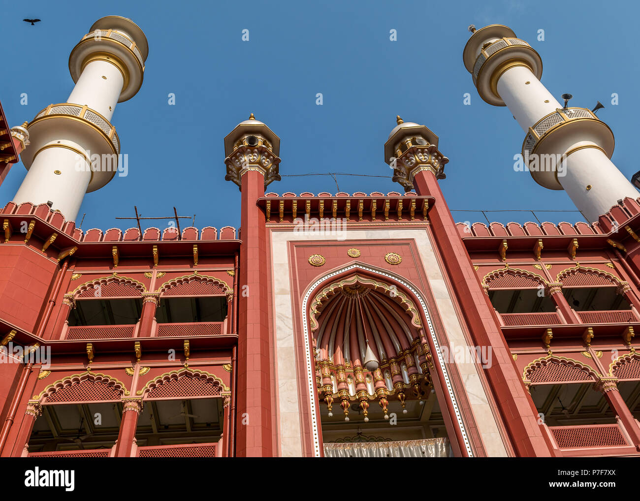 Innenraum der Nakhoda Masjid, die hauptmoschee von Kolkata, Indien, in den Bereich der Chitpur Burrabazar Geschäftsviertel im Zentrum von Kalkutta. Stockfoto