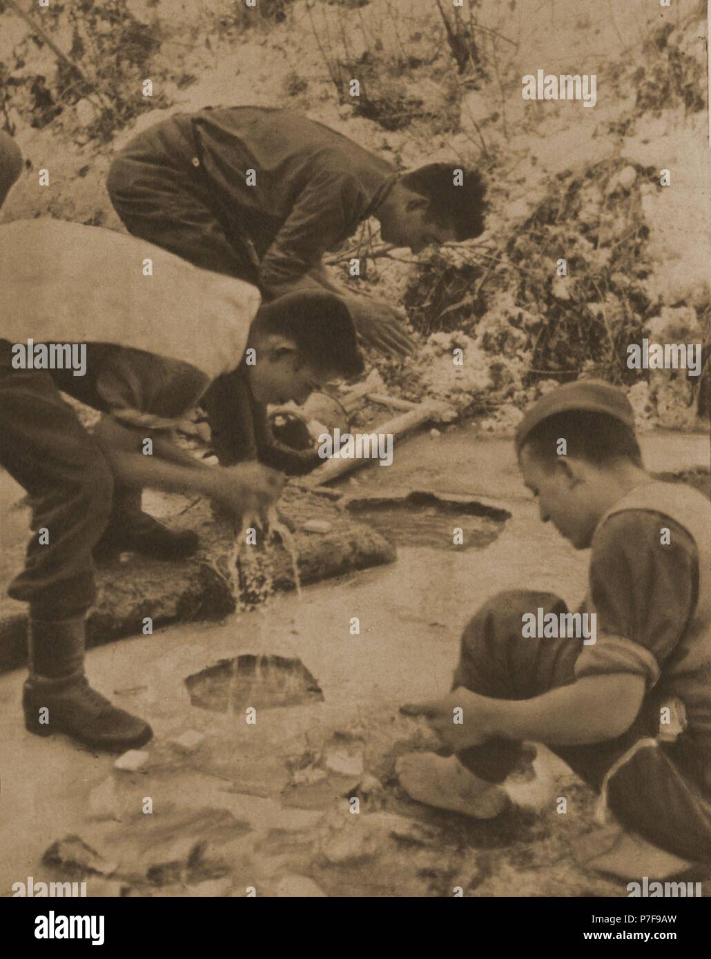División Azul en Alemania en 1942 (Segunda Guerra Mundial). Soldados lavándose de las Aguas de un Río helado. Stockfoto