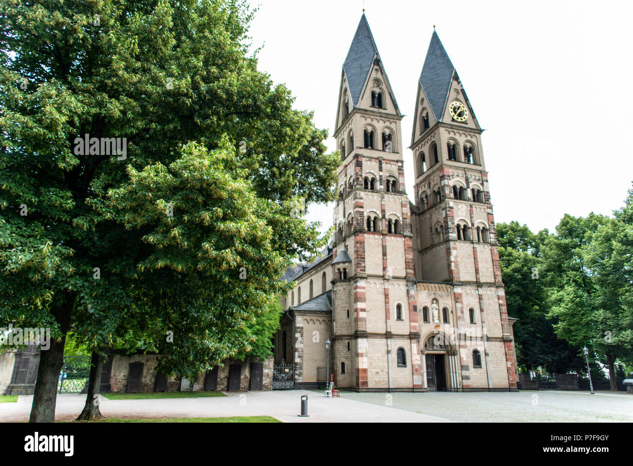 Die Basilika St. Kastor ist die älteste Kirche in Koblenz im Bundesland Rheinland-Pfalz, in der Nähe des Deutsches Eck. Stockfoto