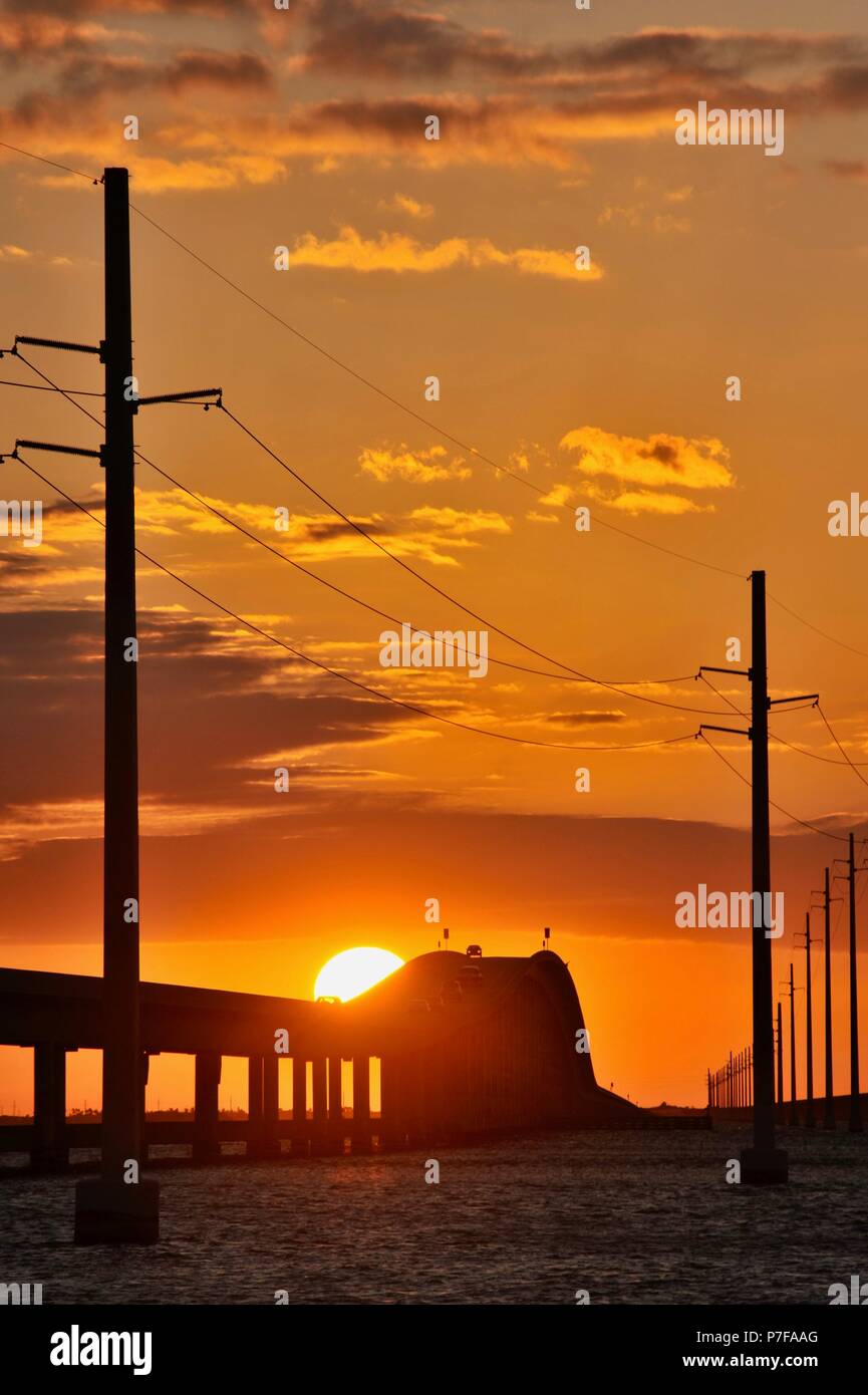 Eine technische Meisterleistung, die Seven Mile Bridge in der Mitte von Florida Keys, an den goldenen Sonnenuntergang, verbindet Knight's Key (Marathon) zu wenig Duck Key, USA. Stockfoto