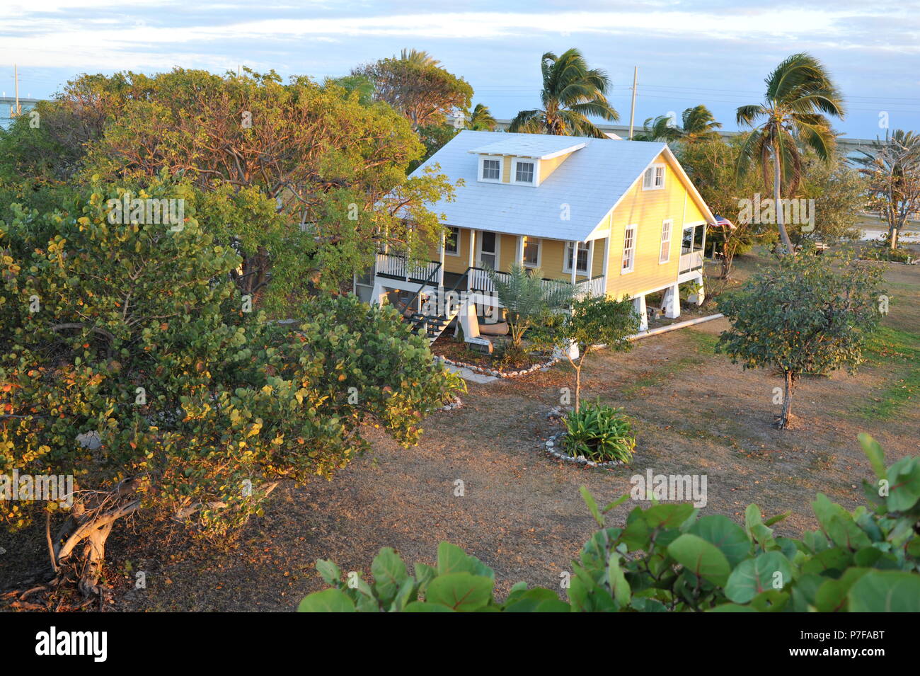 Eine traditionelle, restaurierte Conch House auf isolierten Pigeon Key, über einen Abschnitt der alten Seven Mile Bridge, Marathon Key, Florida, USA zu erreichen. Stockfoto