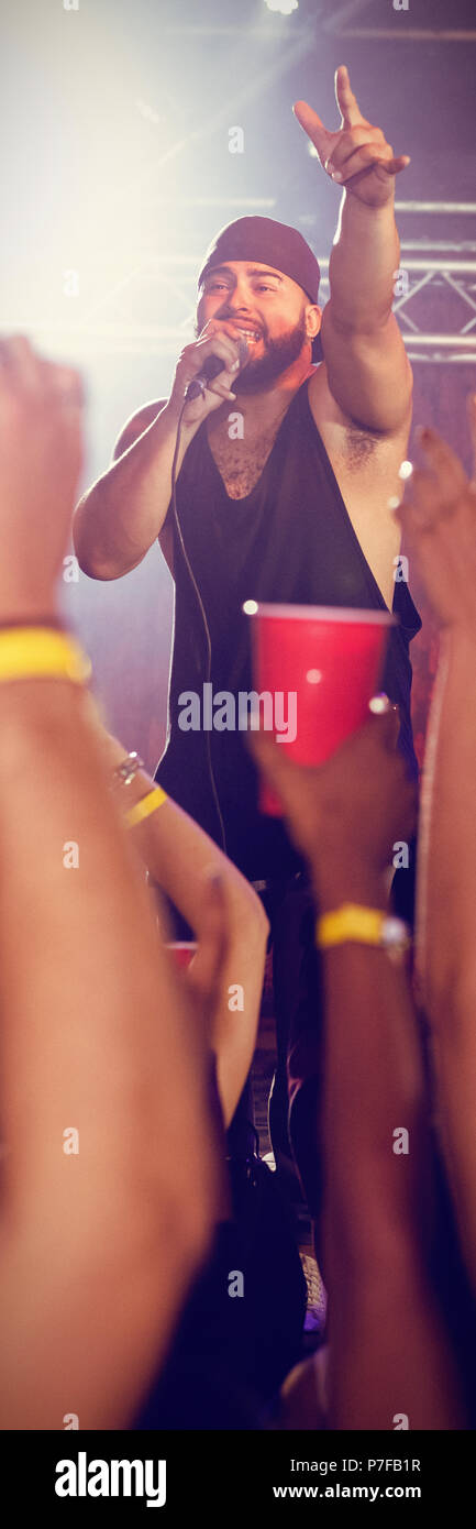 Performance Group bei Nachtclub Stockfoto