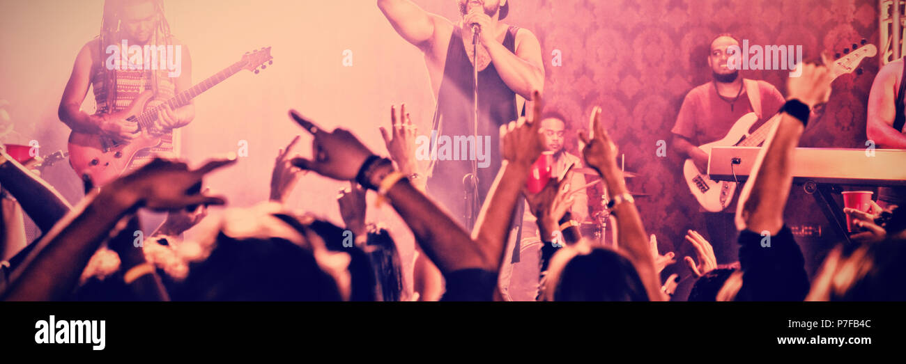 Performance Group auf der Bühne Stockfoto