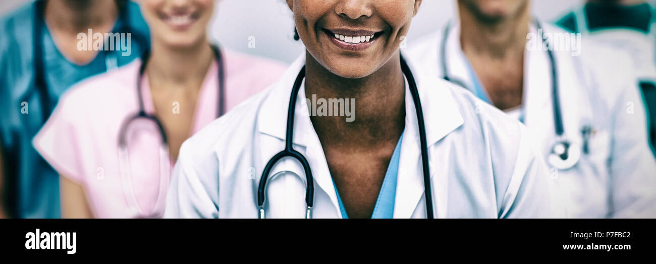 Portrait von lächelnden Frau Doktor mit Kollegen Stockfoto