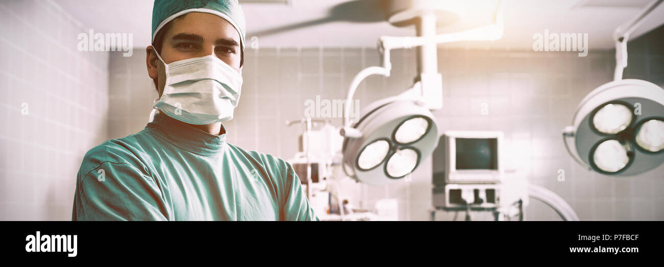 Ernst Chirurg Stand mit verschränkten Armen Stockfoto