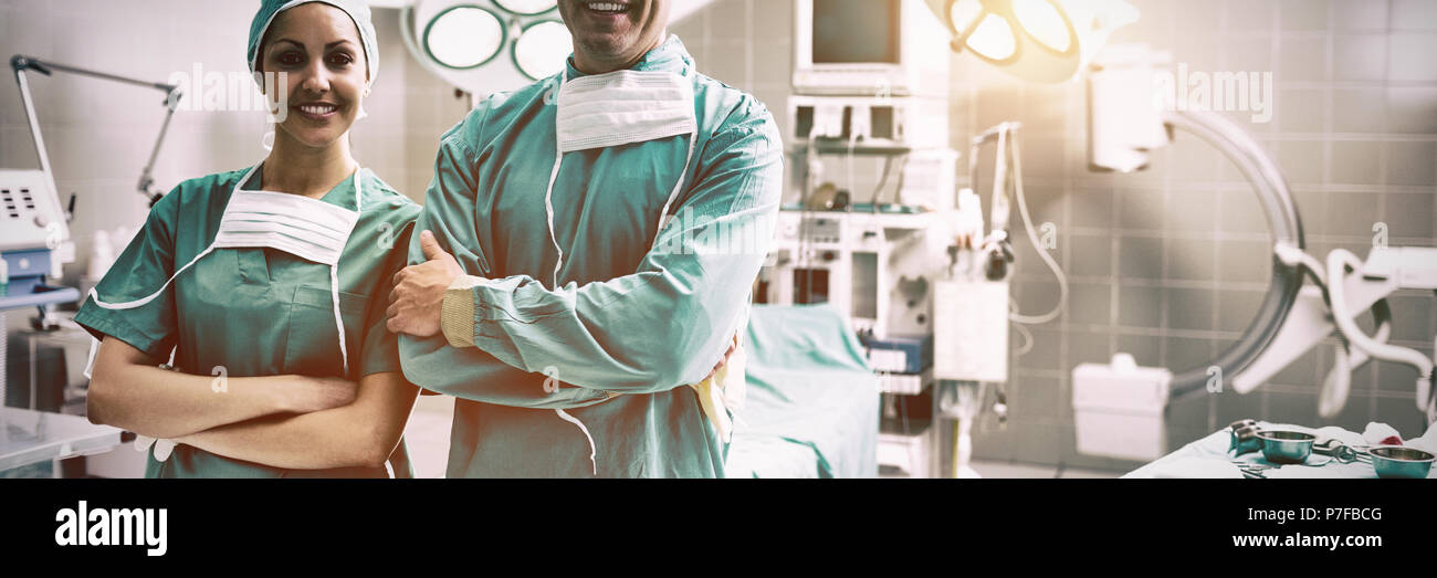 Portrait von Chirurgen während lächelnd Stockfoto