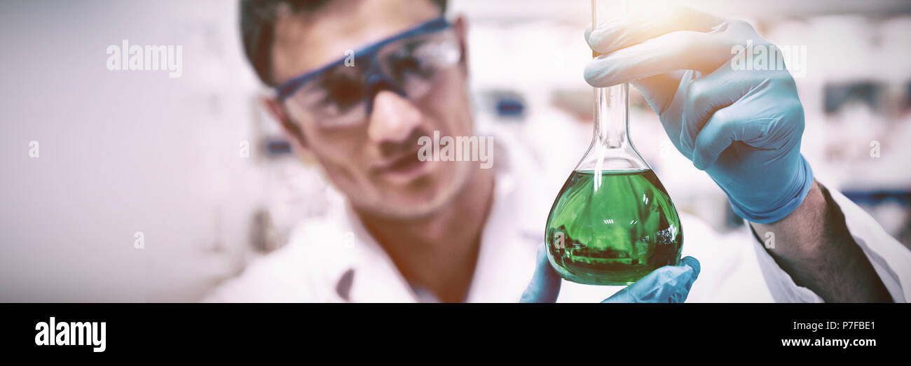 Chemiker hochhalten Becher grün chemische Stockfoto