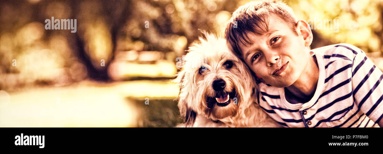 Portrait der Junge mit Hund im Park Stockfoto