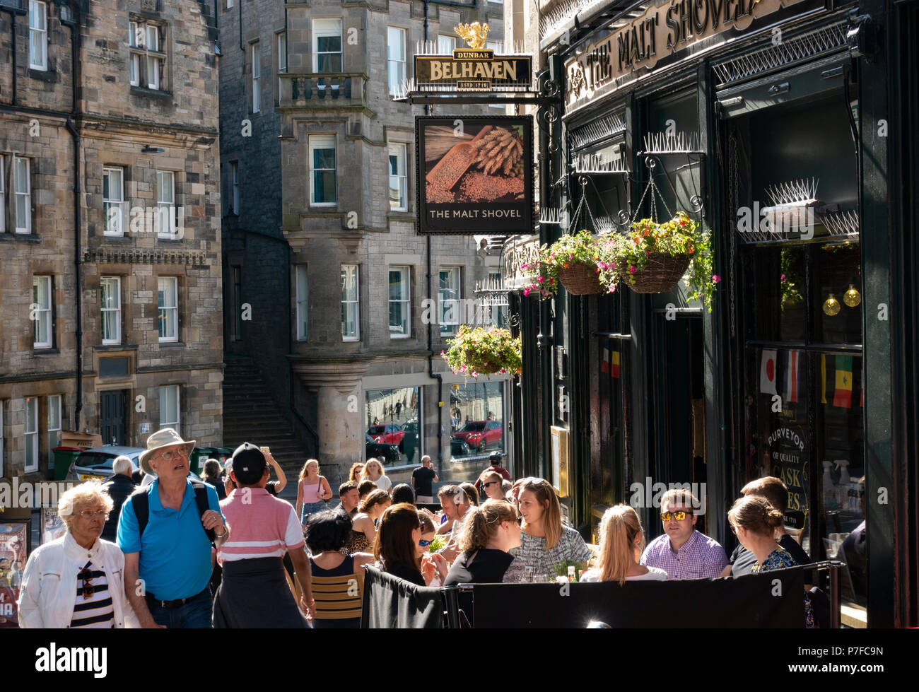 Bar mit Terrasse im Sommer auf Cockburn Street in der Altstadt von Edinburgh, Schottland, Großbritannien Stockfoto