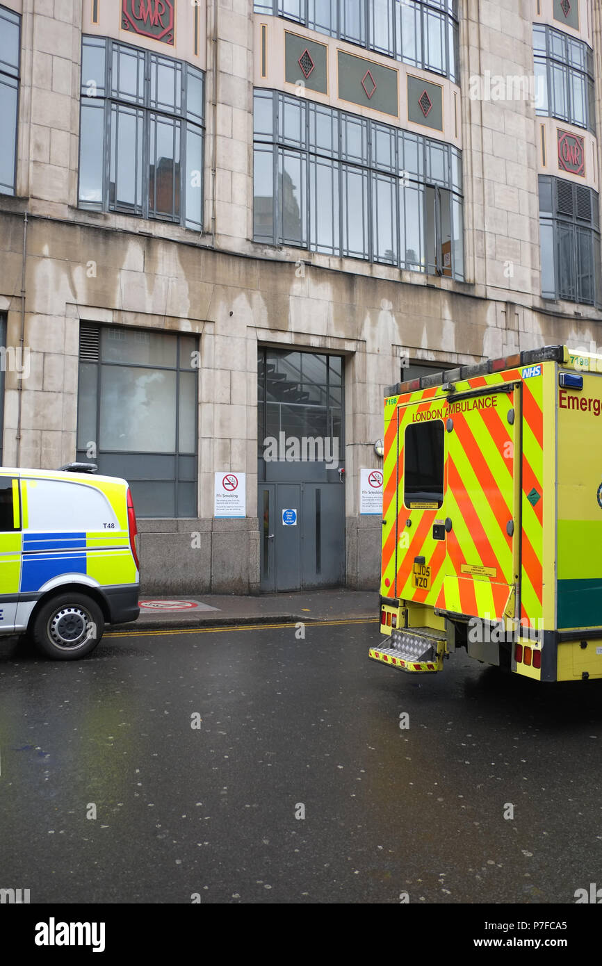 Juni 2016 - Krankenwagen und Polizei van außerhalb der Hintertür in ein Krankenhaus in London Stockfoto