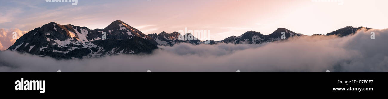 Sonnenuntergang Panorama in der Nähe des Refuge du Rulhe in den Französischen Pyrenäen. Der Pic de Fontargente und Pic de la Coume d'Enfer an der Grenze zu Andorra. Stockfoto