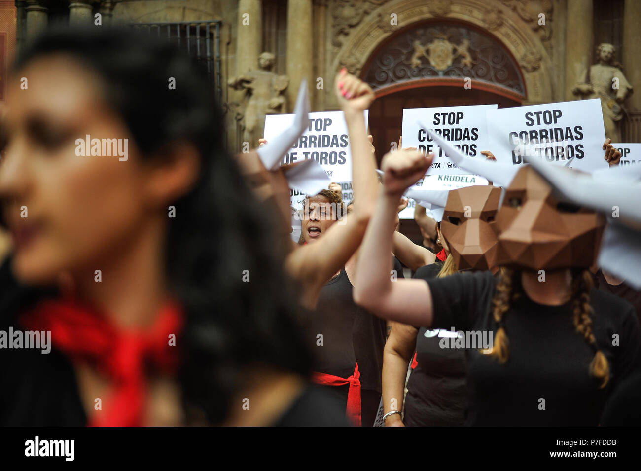 Pamplona, Spanien. 05. Juli 2018. Aktivisten von PETA und AnimaNaturalis Bühne ein Protest in Pamplona am 5. Juli 2018 vor der San Fermin Festival und seine berüchtigten läuft der Bullen. Die Organisationen fordern, dass das Festival wegen Tierquälerei gestoppt werden. Credit: Mikel Cia Da Riva/Pacific Press/Alamy leben Nachrichten Stockfoto