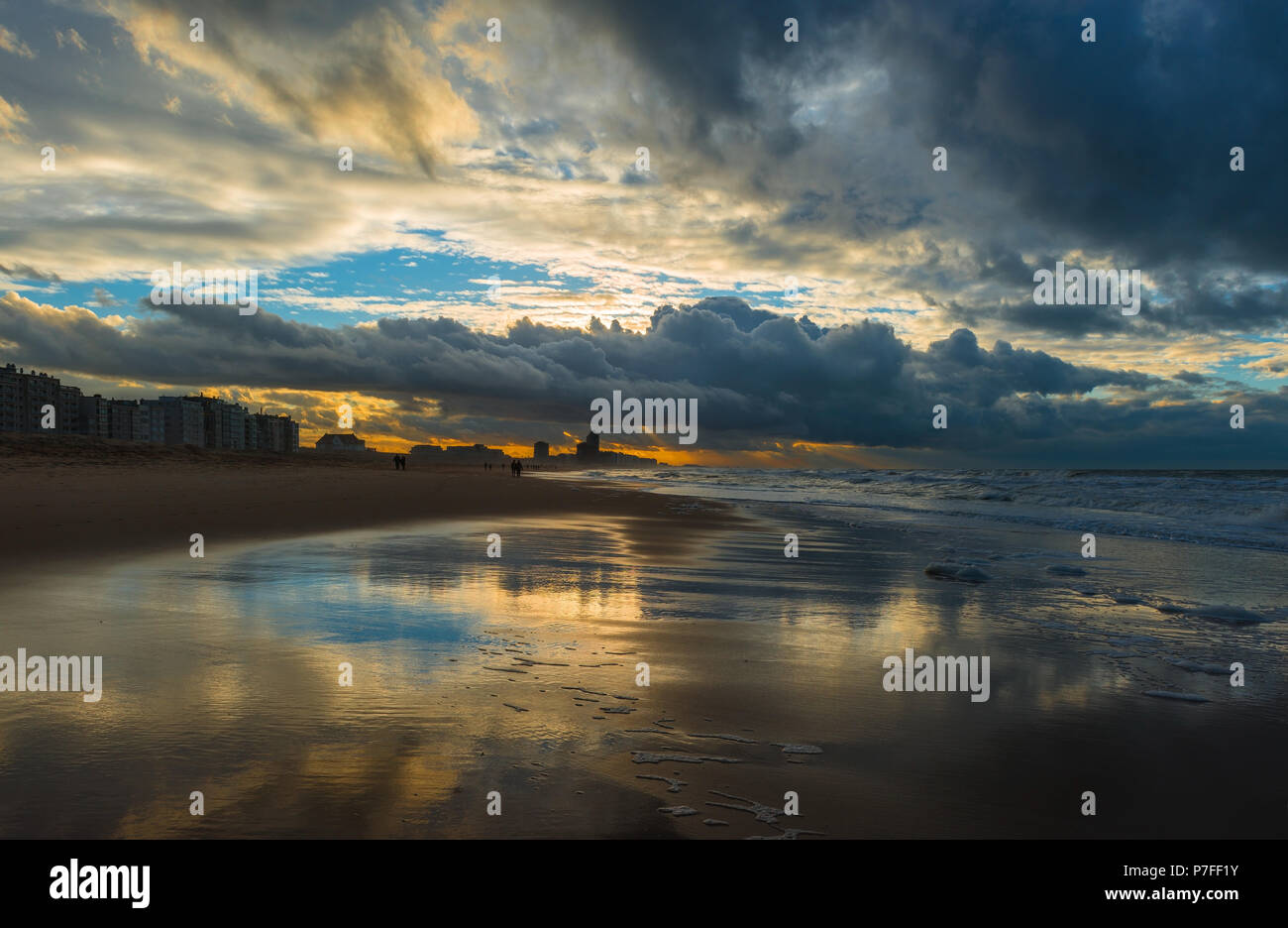 Nordsee Gewitterwolken über dem Strand und städtischen Skyline von Ostende bei Sonnenuntergang, Westflandern, Belgien, Europa. Stockfoto