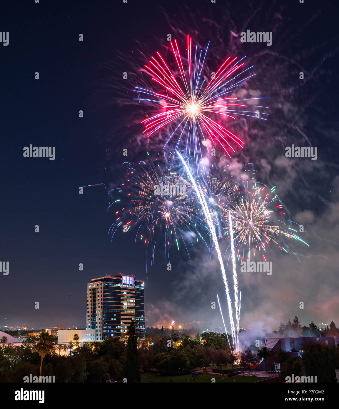 Am 4. Juli Feier Feuerwerk über der Innenstadt von San Jose Stockfoto