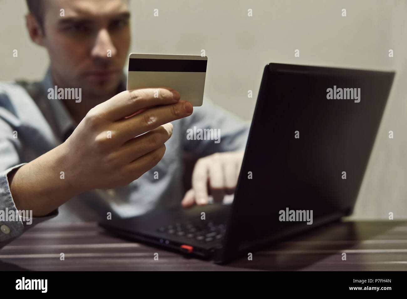 Geschäftsmann Hand, die Kreditkarte und Laptop Stockfoto