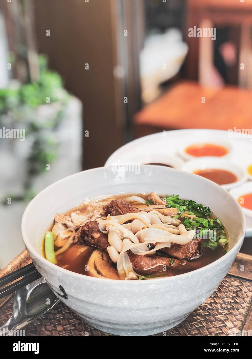 Chinesische gebratene Ente Nudelsuppe Rezept auf hölzernen Tisch Stockfoto