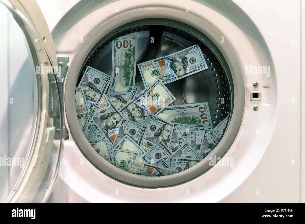 In der Nähe von Pile schmutzigen Geldes in Waschmaschine. Konzept der  Geldwäsche illegal Geld. Geld waschen. schwarzen Markt Stockfotografie -  Alamy