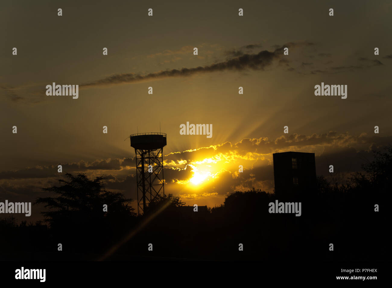 Warme sunrise in der industriellen Ort Stockfoto