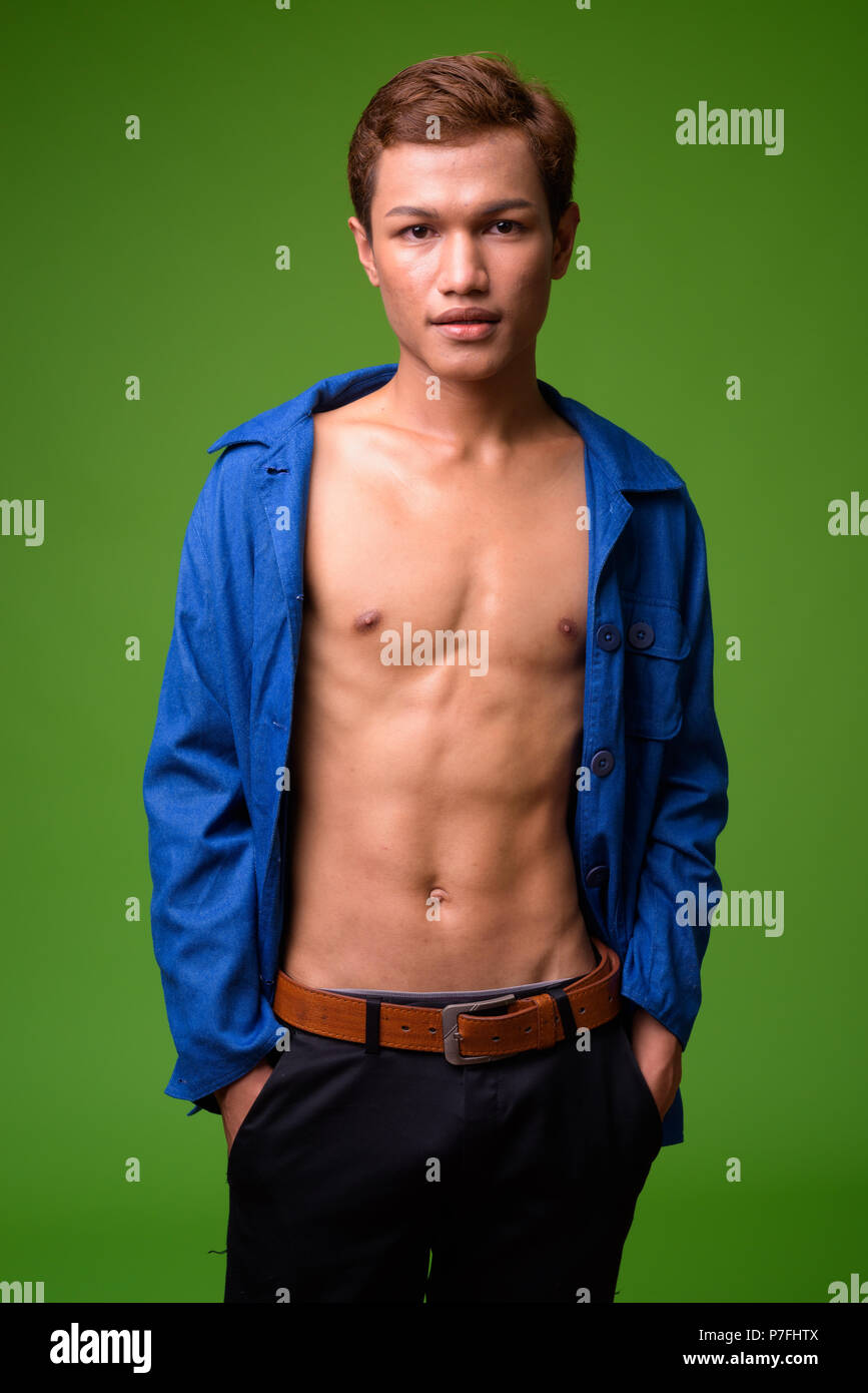 Junge asiatische Geschäftsmann trägt blaue Hemd voll Aufgeknöpft Stockfoto