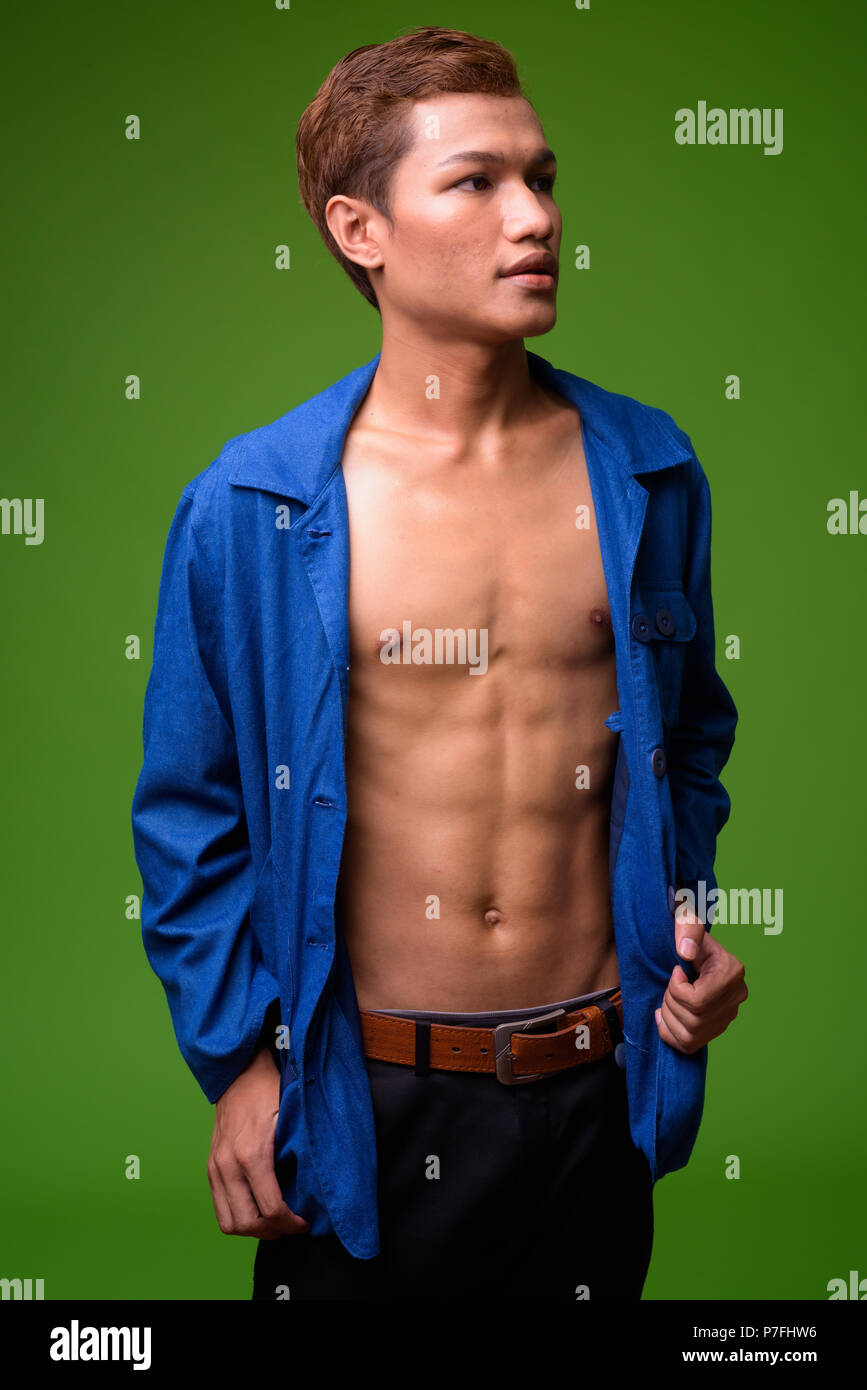 Junge asiatische Geschäftsmann trägt blaue Hemd voll Aufgeknöpft Stockfoto