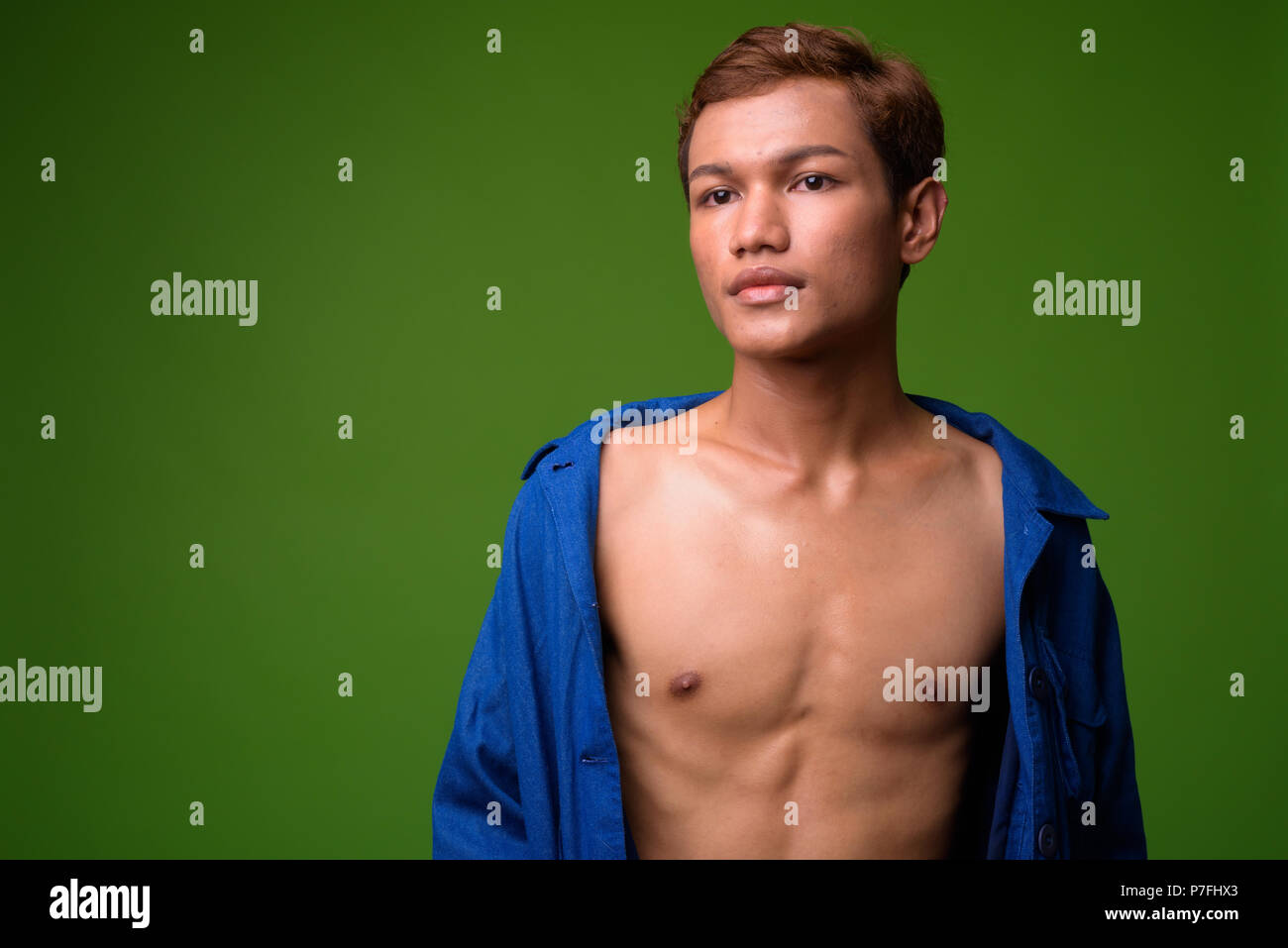 Junge asiatische Geschäftsmann trägt blaue Hemd voll Aufgeknöpft Stockfoto