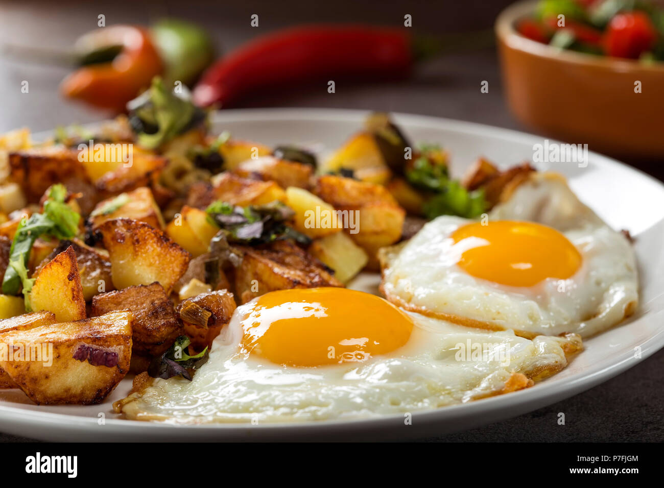 Eier und Pommes Frites mit kleinen Stücken des fettes Schwein Fleisch, Zwiebel und Knoblauch auf Platte Stockfoto