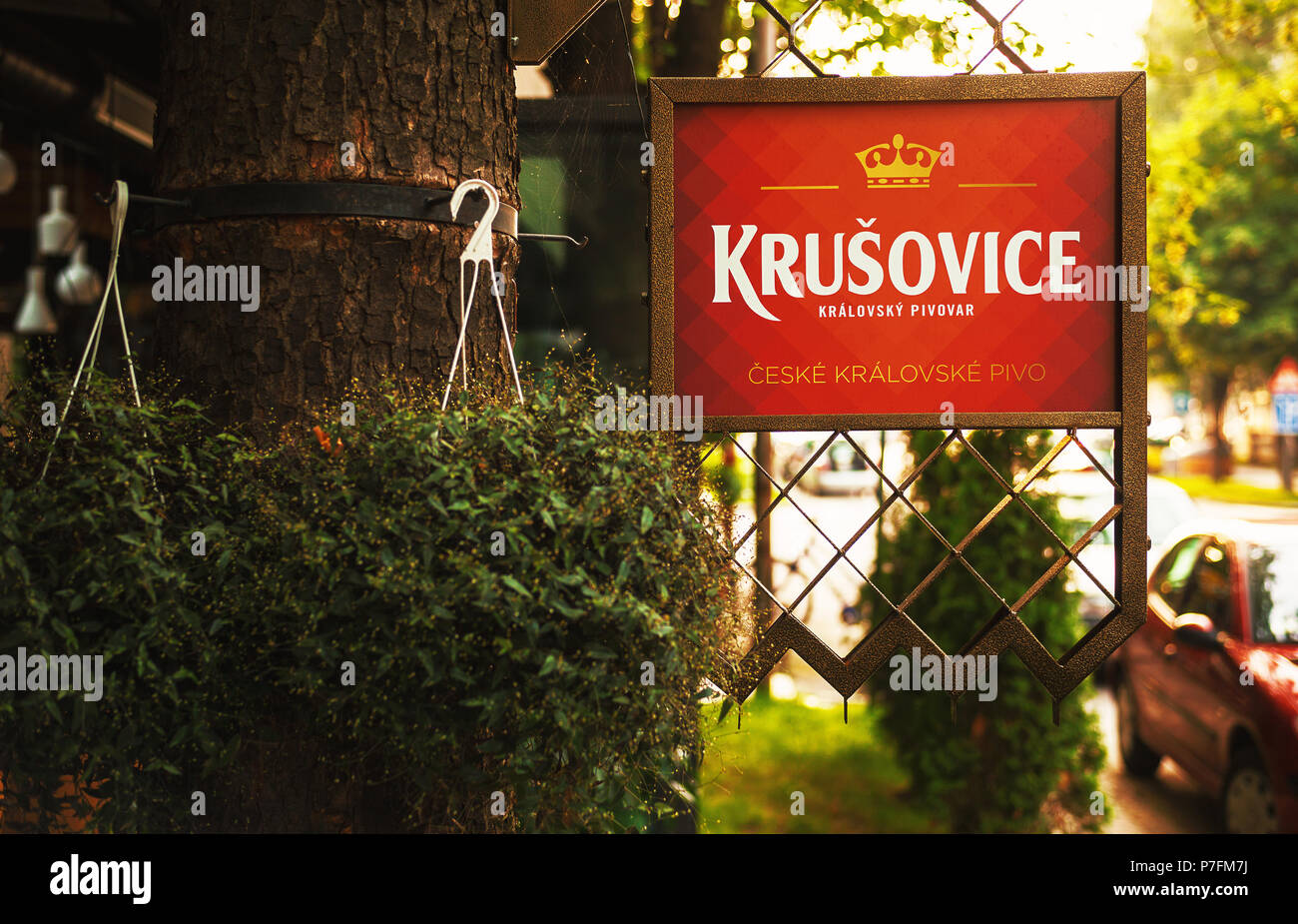 Cacak, Serbien - Juli 03, 2018: Werbung Restaurant der tschechischen Bier Krusovice. Stockfoto