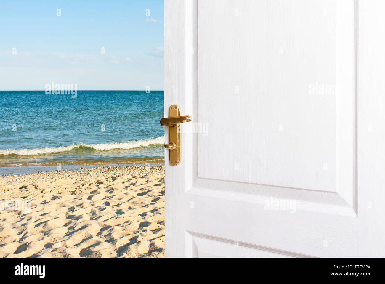 Weiße Türen öffnen zum Strand. Eingang, Ausgang zum Zimmer, Haus am Meer. Das Konzept der Entspannung, Ferien, ein neues Leben Stockfoto