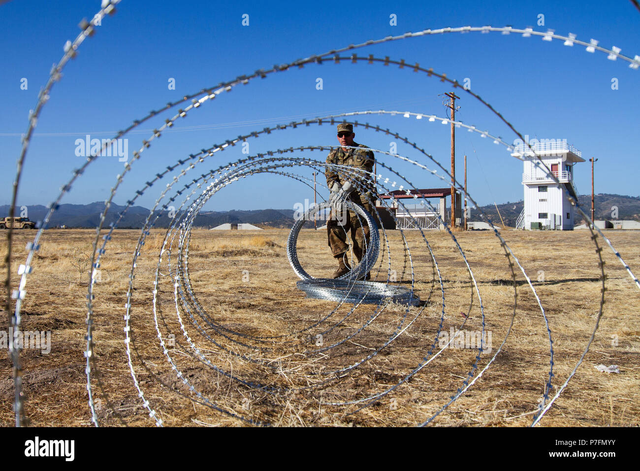 Ricardo Ramos ist ein Unteroffizier der Arizona Army National Guard. Der historische Fotodruck dokumentiert die Einrichtung der Perimetersicherheit in Fort Hunter Liggett, Kalifornien, am 28. Juni 2018 während der jährlichen Ausbildung. Das Archivbild zeichnet Defensivfeldoperationen auf. Stockfoto