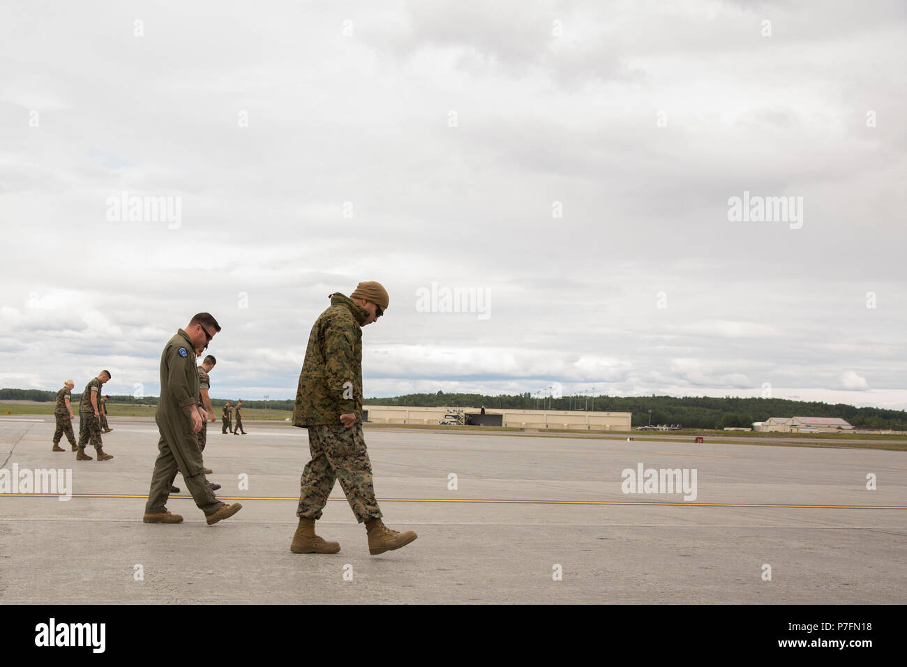 Us-Marines zu Marine Attack Squadron (VMA) 214 Verhalten ein Fremdkörper Fremdkörper (FOD) Spaziergang in der Vorbereitung für die Ankunft ihrer AV-8B Harrier bei Joint Base Elmendorf-Richardson, Alaska, 27. Juni 2018 vergeben. VMA-214 wird in die 2018 Arctic Thunder Air Show mit einem vorbeiflug, hover Demonstration beteiligen, und eine statische Darstellung. (U.S. Marine Corps Foto von Lance Cpl. Sabrina Candiaflores) Stockfoto