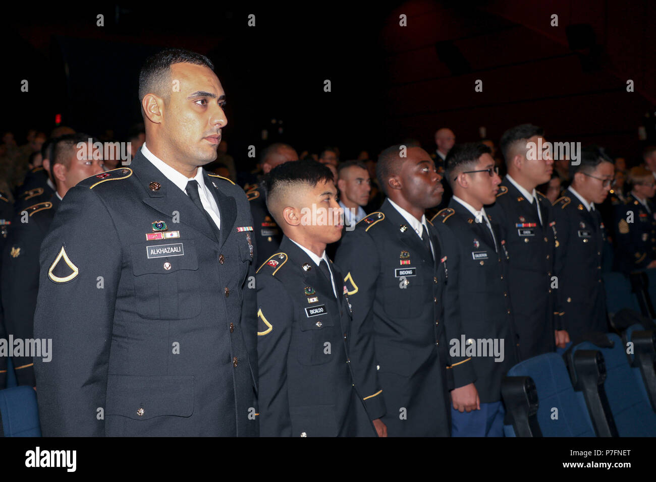 Soldaten und Zivilisten aus verschiedenen Einheiten und Organisationen aus ganz USAG Humphreys Messestand während der Beginn der Einwanderung und Einbürgerung Zeremonie Juni 28 in der Familie statt. Die Zeremonie eingesetzt, 29 Personen aus 14 Ländern Vereinigte Staaten Bürger zu werden. Seit 2001 hat die amerikanische Staatsbürgerschaft und Einwanderung Dienstleistungen Bürgerrecht erworben hat über 10.000 Mitglieder und ihre Familien in Übersee. (U.S. Armee Foto von Sgt. Christopher B. Dennis, USAG Humphreys Public Affairs Office.) Stockfoto