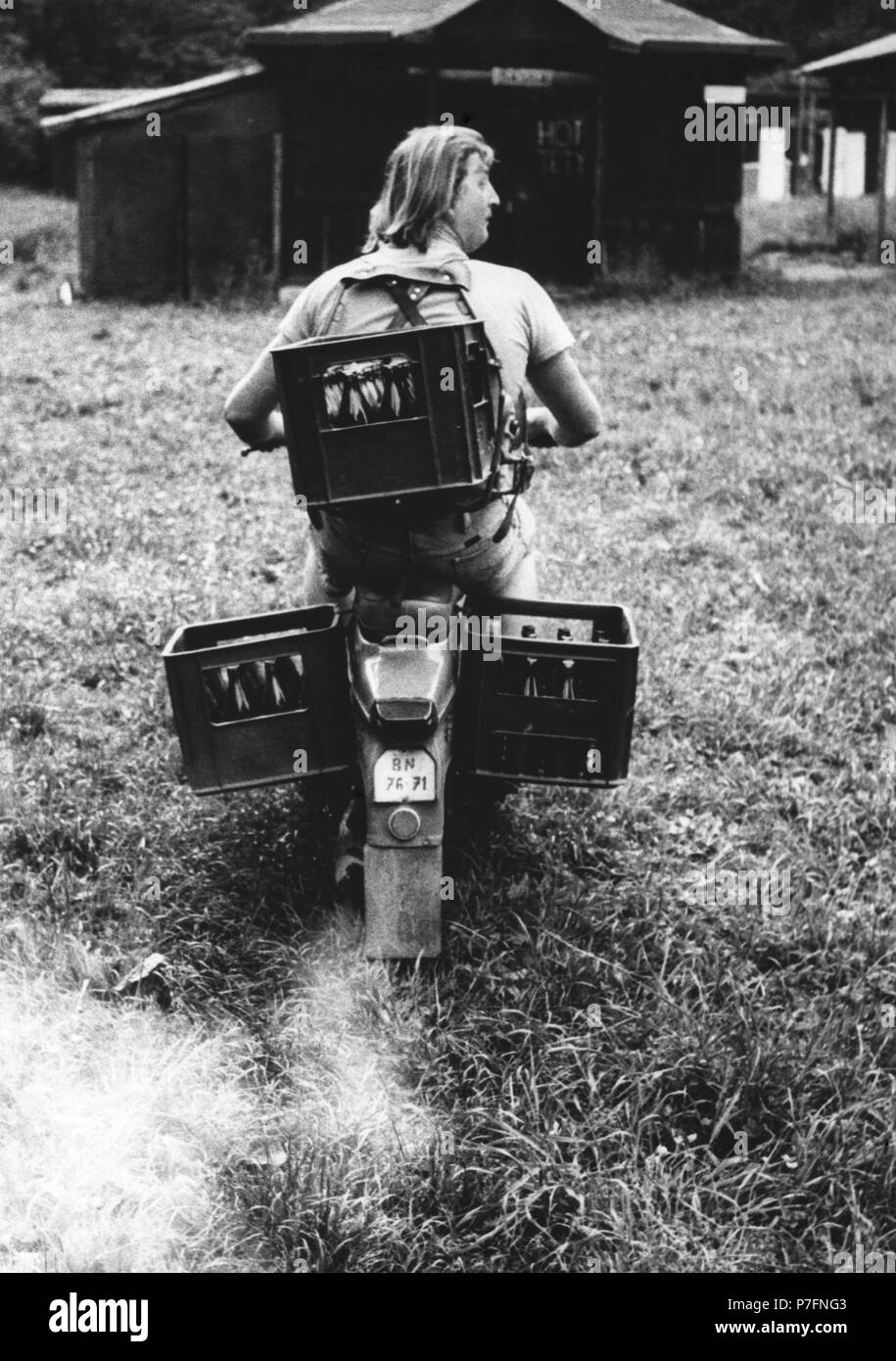 Bierkästen mit dem Moped transportiert werden kann. 1970 s, genaue Ort unbekannt, Tschechische Republik Stockfoto