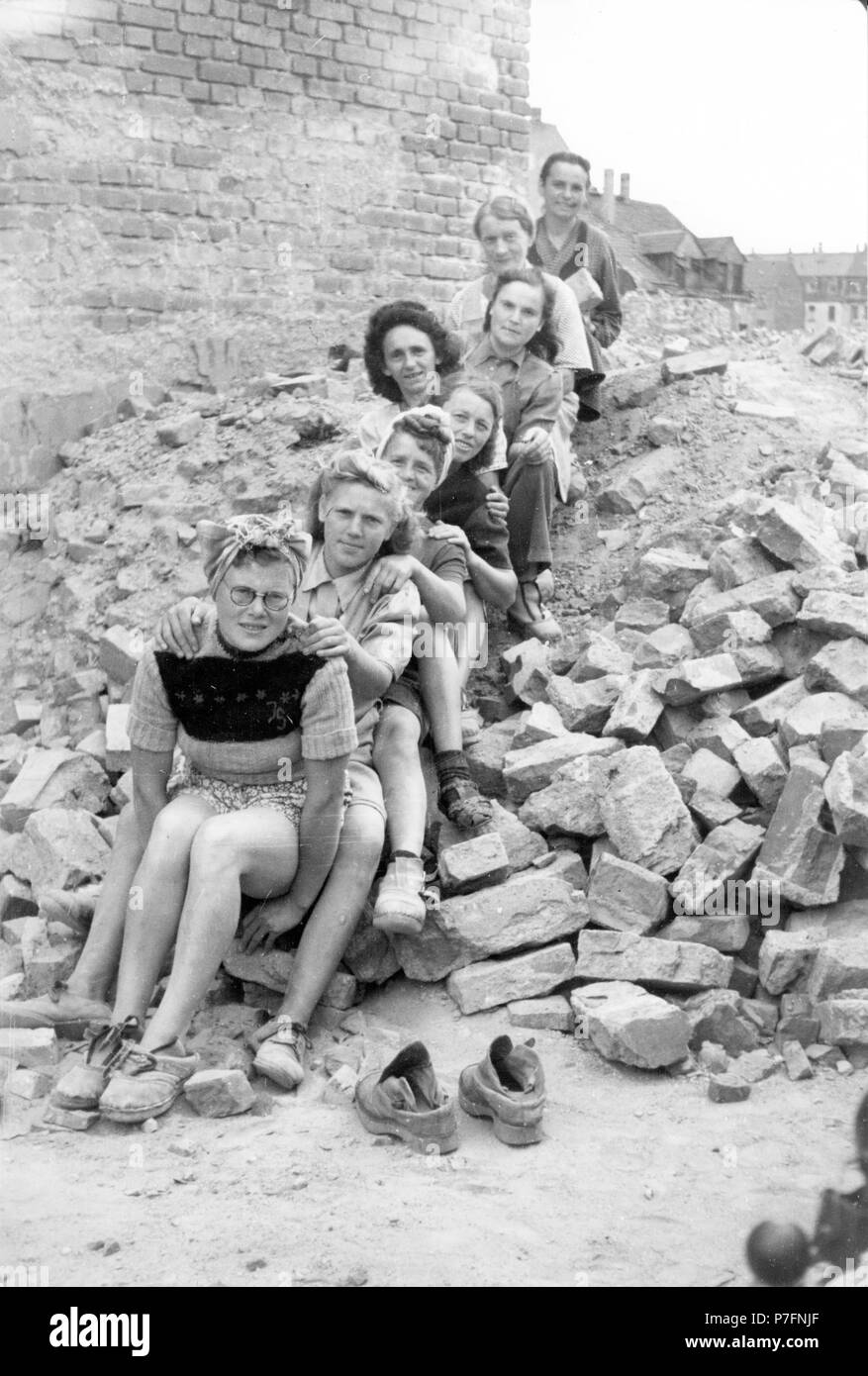 Gruppenfoto, Hochformat, Gruppenfoto, Menschen, Frau, Frau in Ruinen, historische Rollen, Rollen, Steine, 2. Weltkrieg Stockfoto