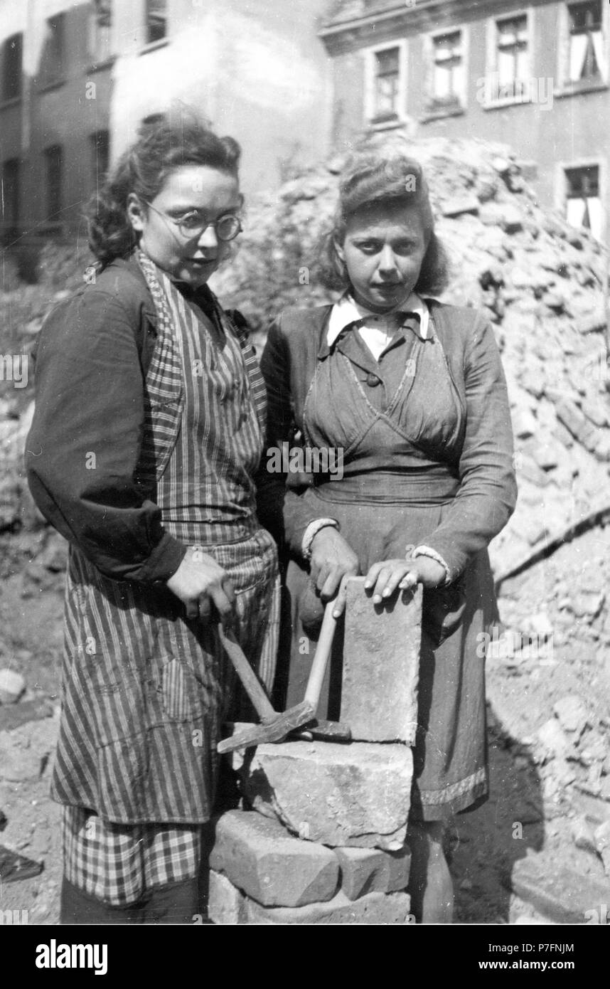 Menschen, Frau, zwei, Frau in Ruinen, historische Rollen, Rollen, Hochformat, Stein, Zweiter Weltkrieg, Zweiter Weltkrieg, era Stockfoto