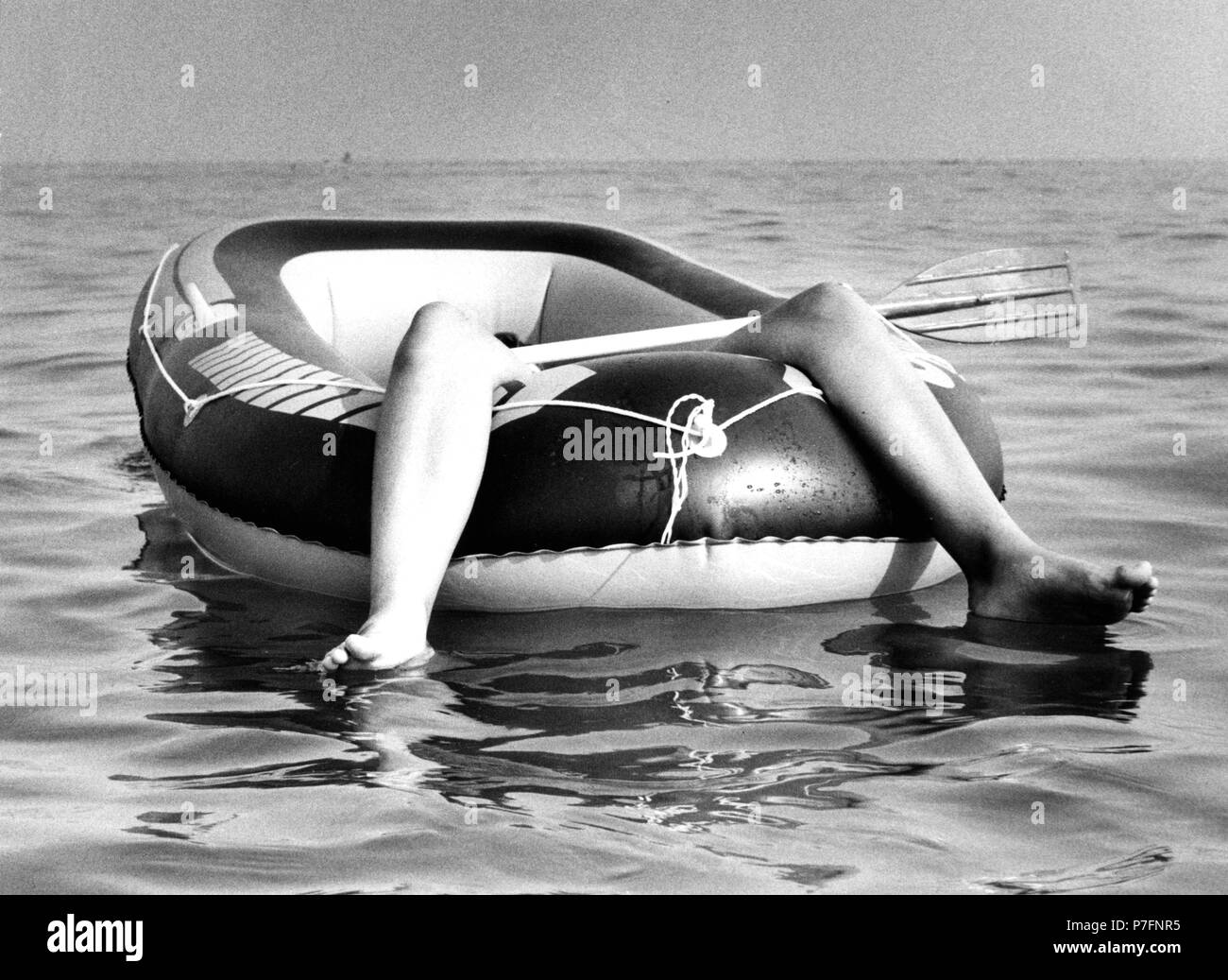 Zwei Beinen im Schlauchboot, Ca. 1980 s, Ostsee, DDR, Deutschland Stockfoto