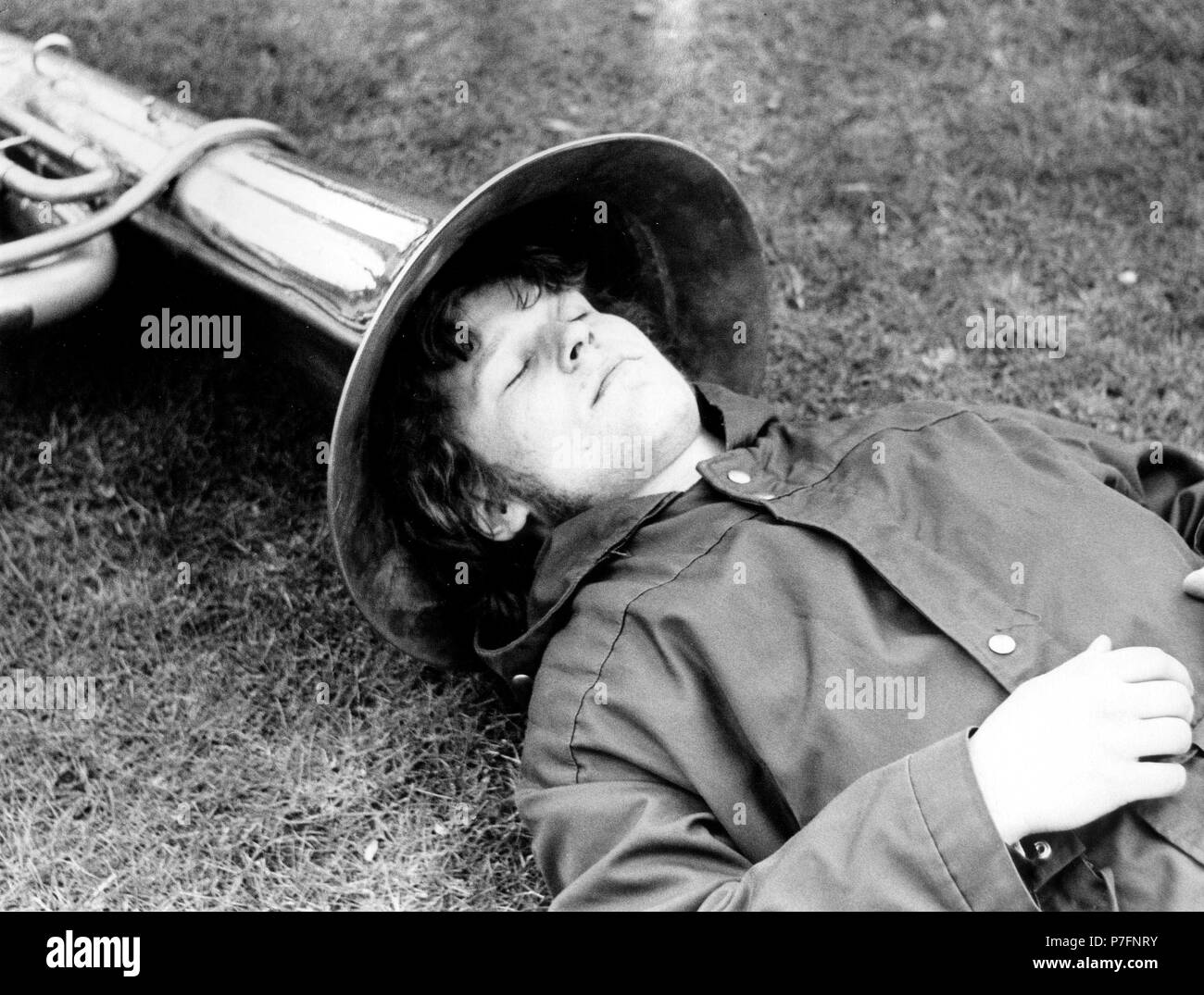 Man schläft mit dem Kopf in Tuba, Ca. 1980, Berlin, DDR, Deutschland Stockfoto