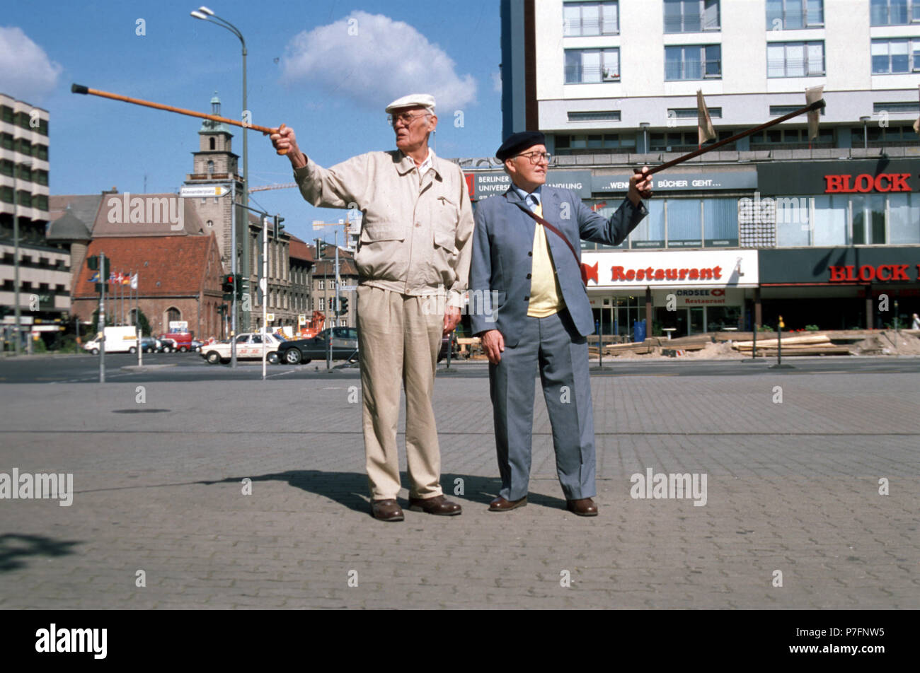 Opa zeigen unterschiedliche Richtungen, Berlin, Deutschland Stockfoto